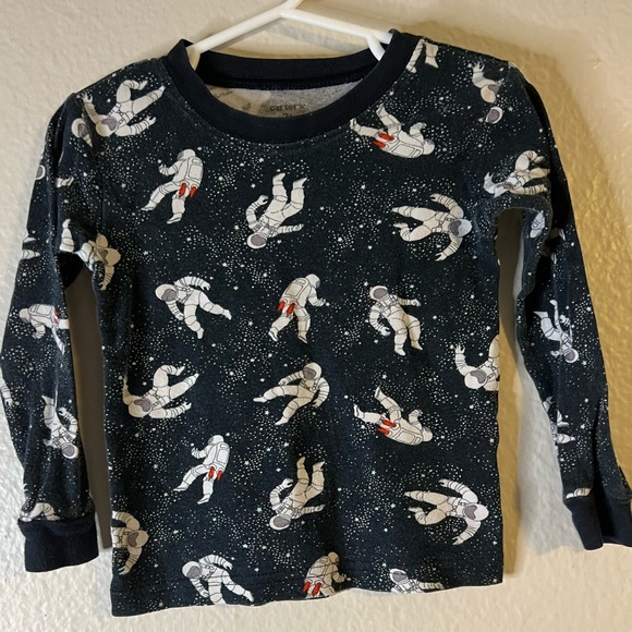 Carter’s 3T Astronaut graphic long sleeve - Picture 2 of 4
